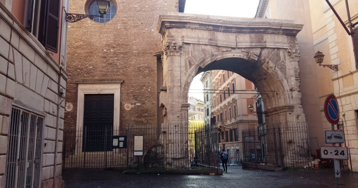 La porta monumentale nascosta a Piazza Vittorio