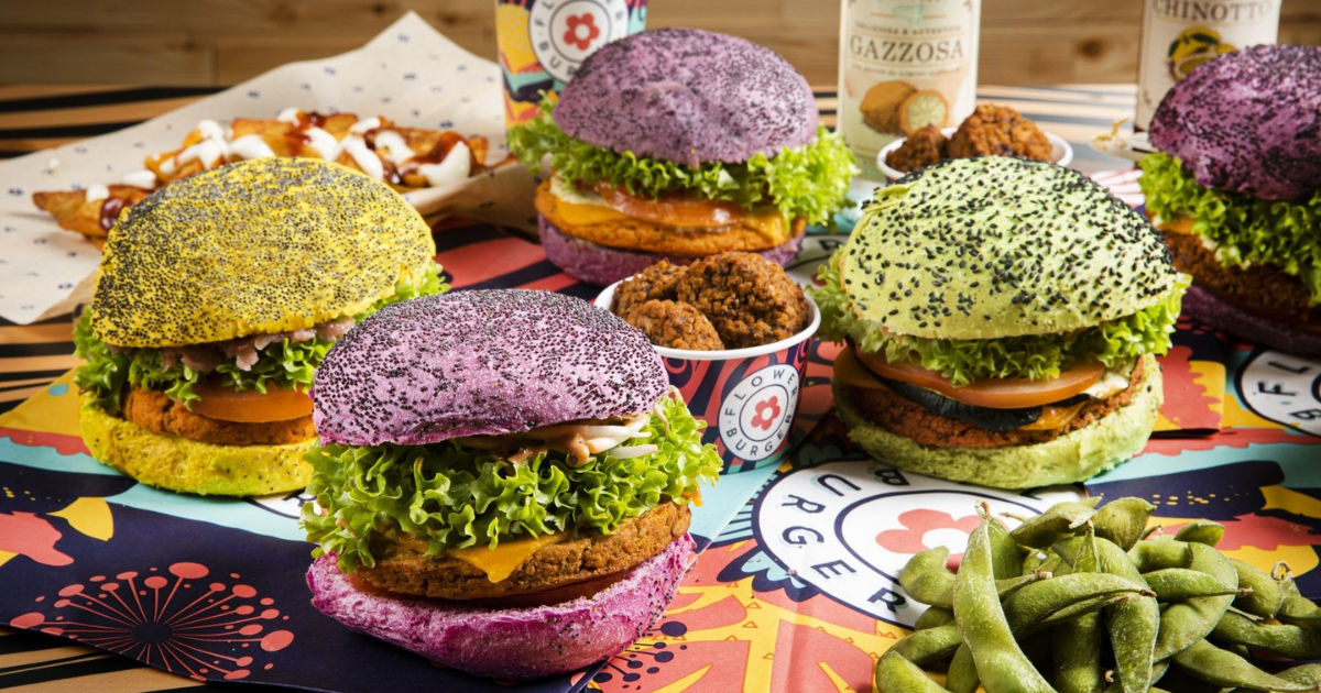 Il Flower Burger, un arcobaleno di colori trasformato in un panino
