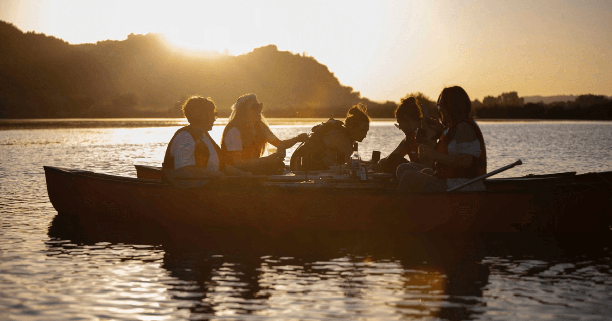 Un fantastico aperitivo a bordo di una canoa nel cuore del Tevere