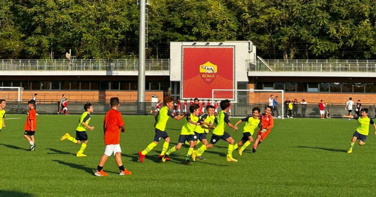 Tante squadre dietro un solo pallone: l'AS Roma Scuola Calcio sempre in prima linea per far crescere il calcio nella città.