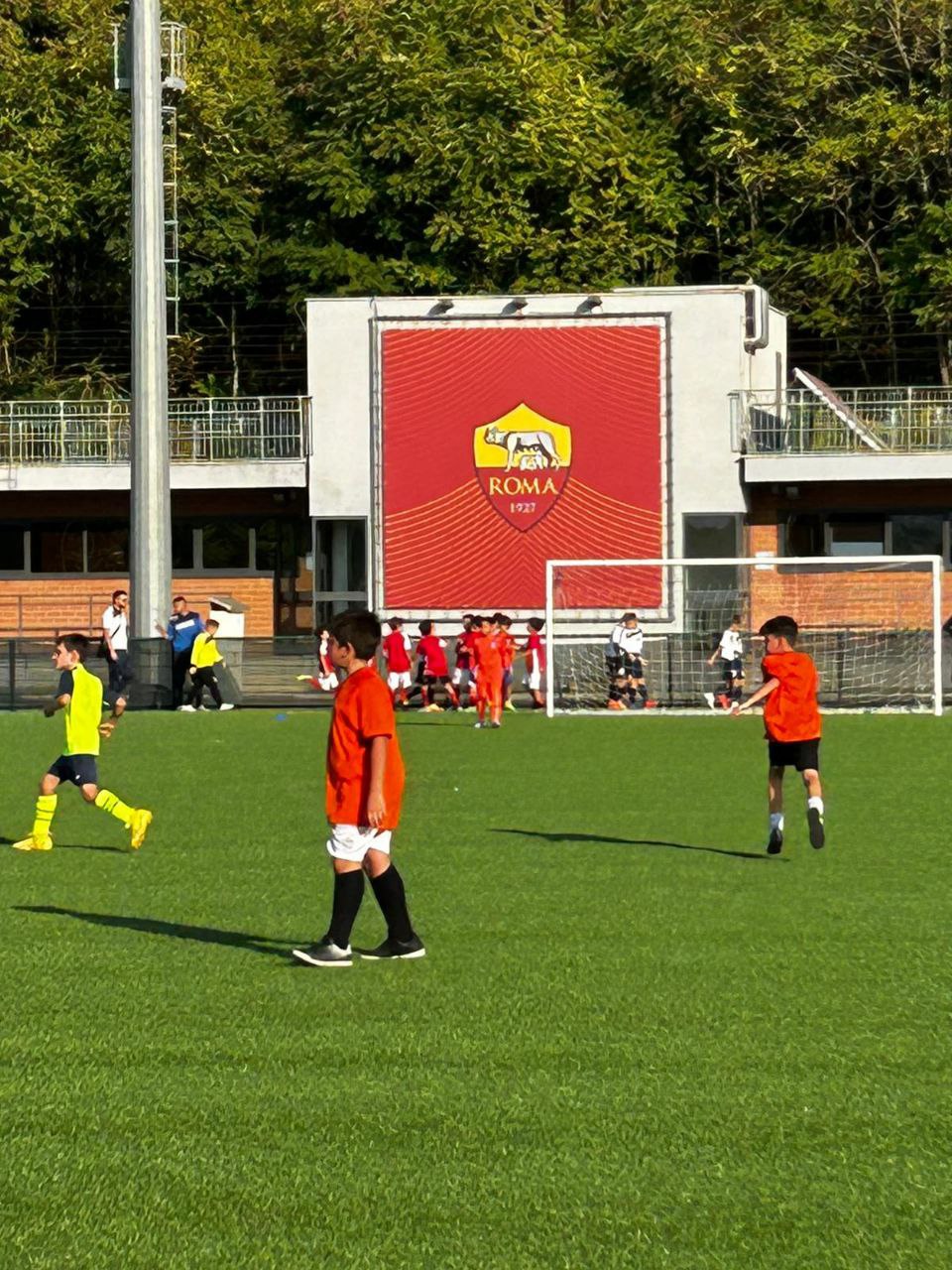 Tante squadre dietro un solo pallone: l'AS Roma Scuola Calcio