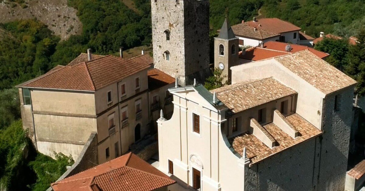 Vicino Roma, Belmonte Castello, borgo storico, dalle cinta murarie alle chiese affrescate