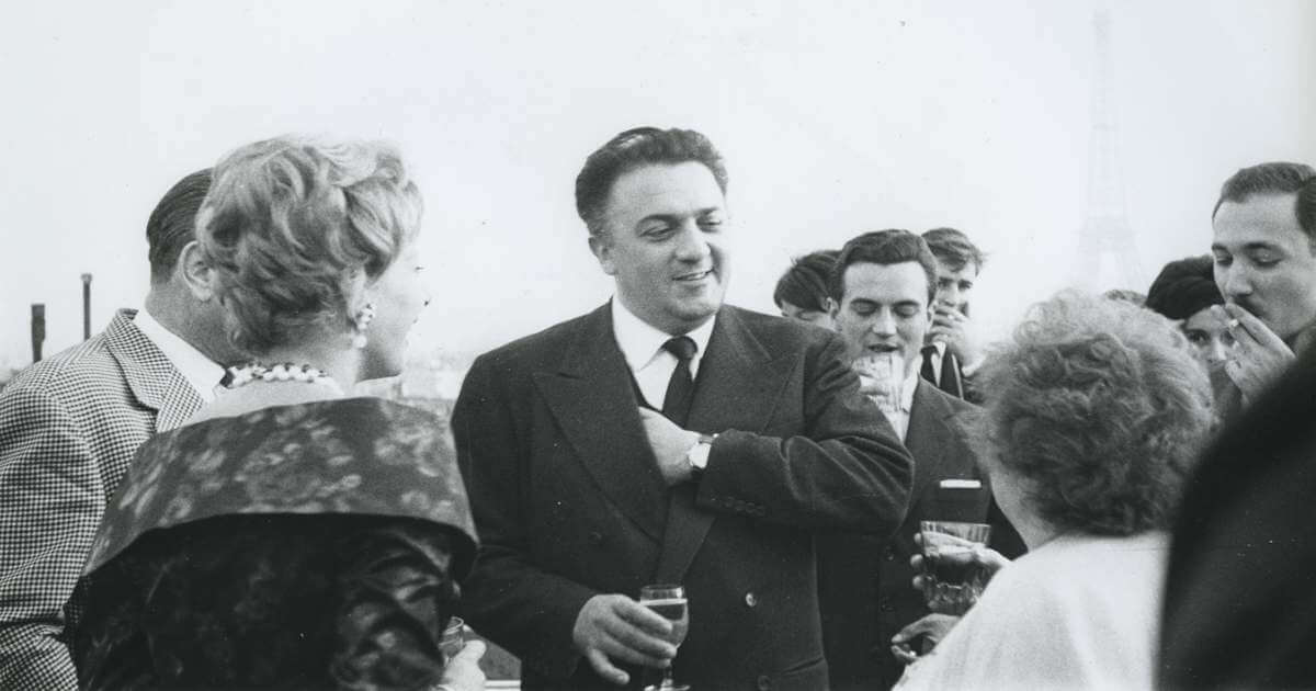 Federico Fellini, il regista visionario che ha ritratto l'Italia tra satira e malinconia