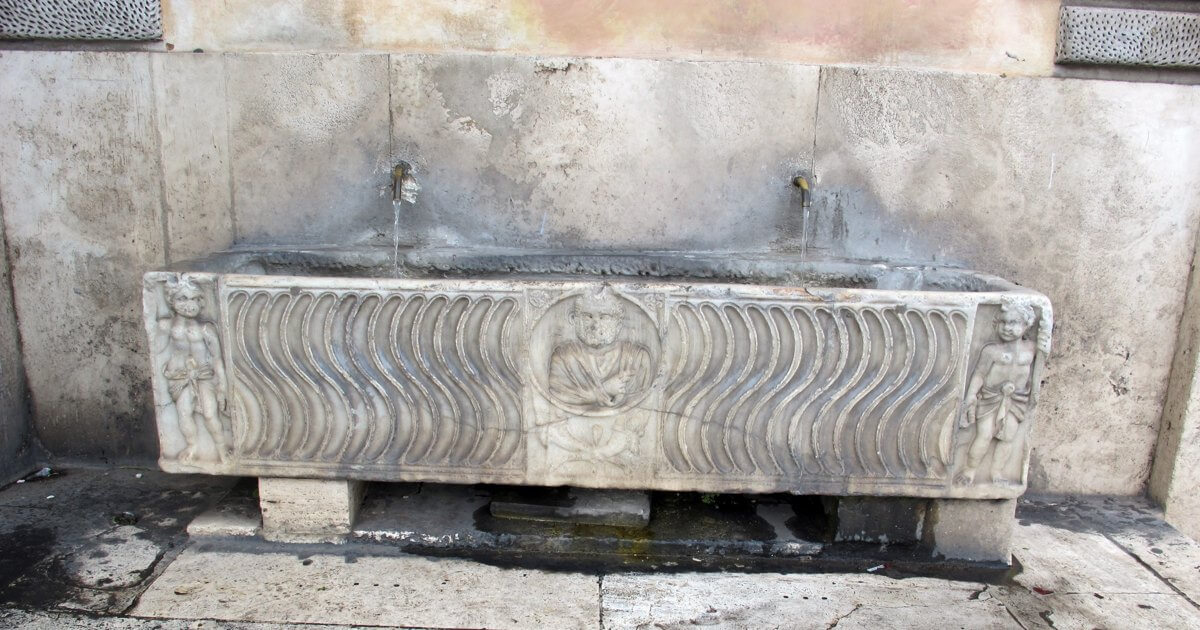 Le Fontane del Sarcofago nella suggestiva Piazza del Popolo