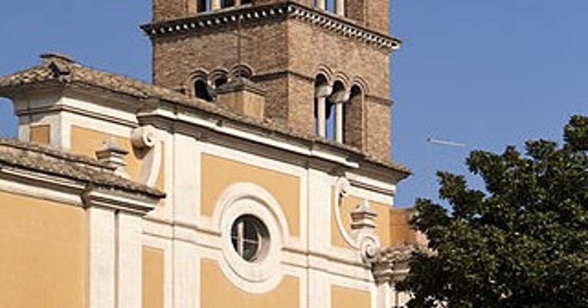 La Chiesa di San Sisto Vecchio, dal campanile romanico al magnifico chiostro con i portici