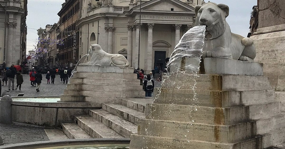 La Fontana dei Leoni, maestosa e al centro di Piazza del Popolo