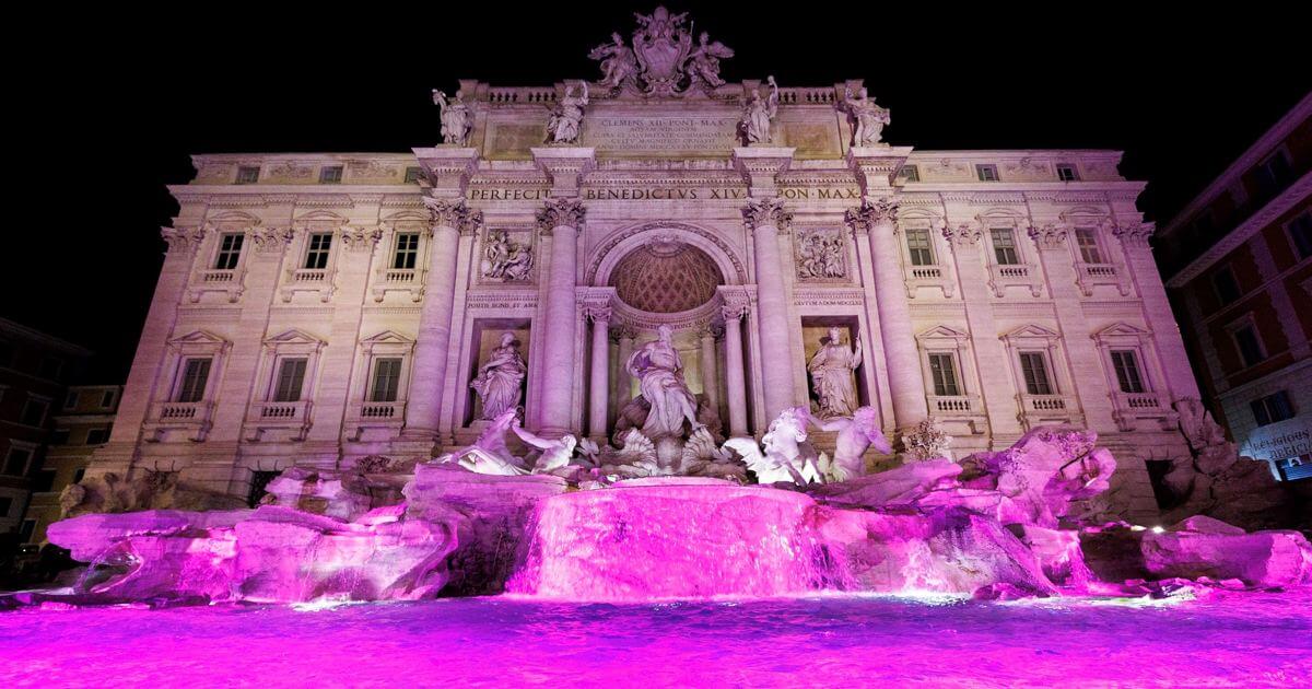Il Giro d'Italia torna a Roma, la fontana di Trevi si tinge rosa