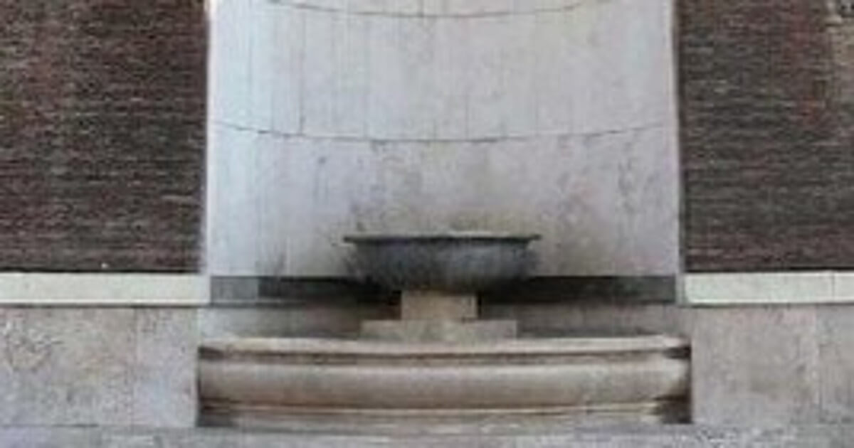 La fontana del Nicchione ai Fori Imperiali, incastonata tra giardini pensili e basiliche