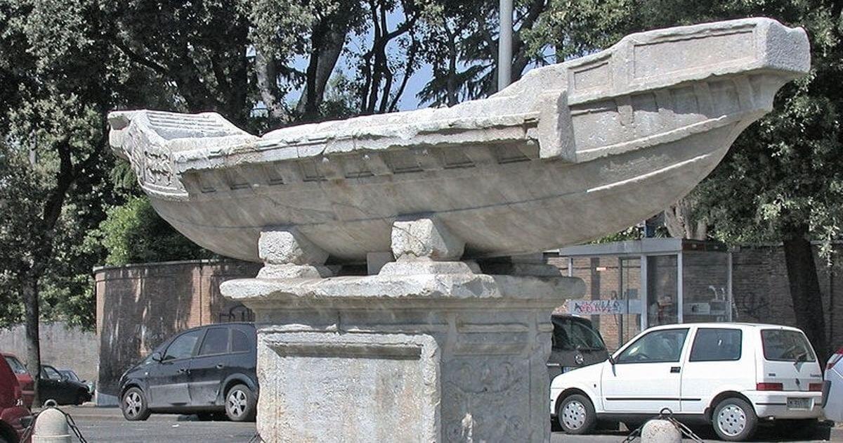 La Fontana della navicella, la sua storia, dai marinai al restauro del '900