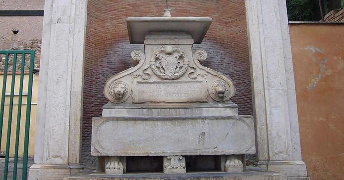 La fontana Celimontana, splendore architettonico tra laterizio, travertino e marmo