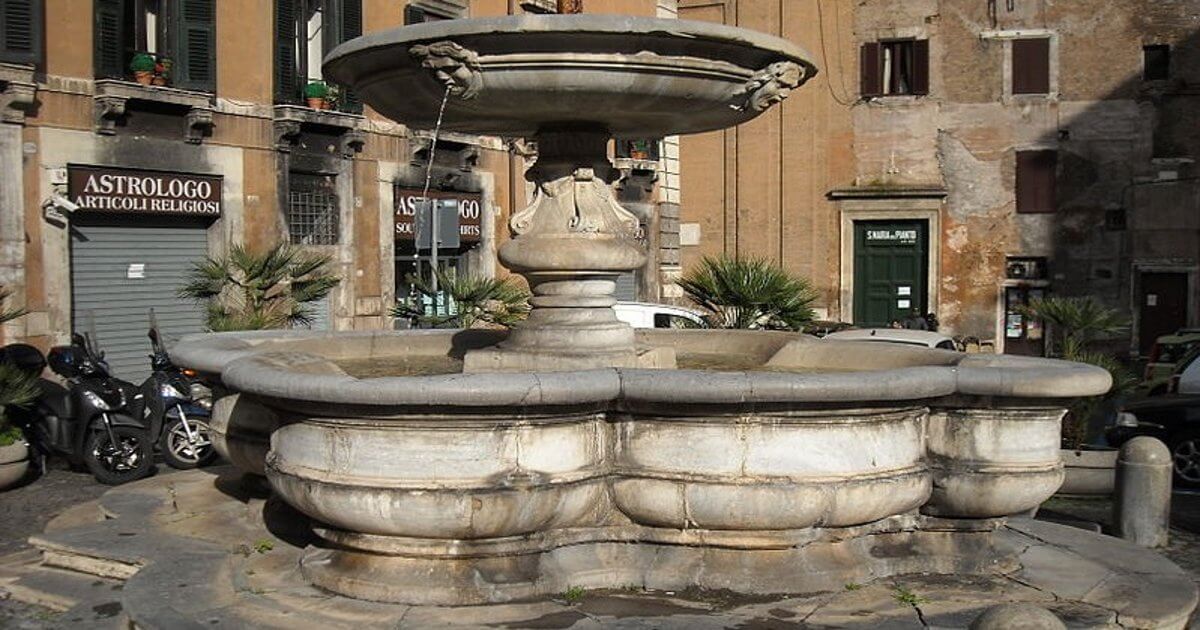 La Fontana di piazza delle Cinque Scole, la sua storia e la sua struttura insolita