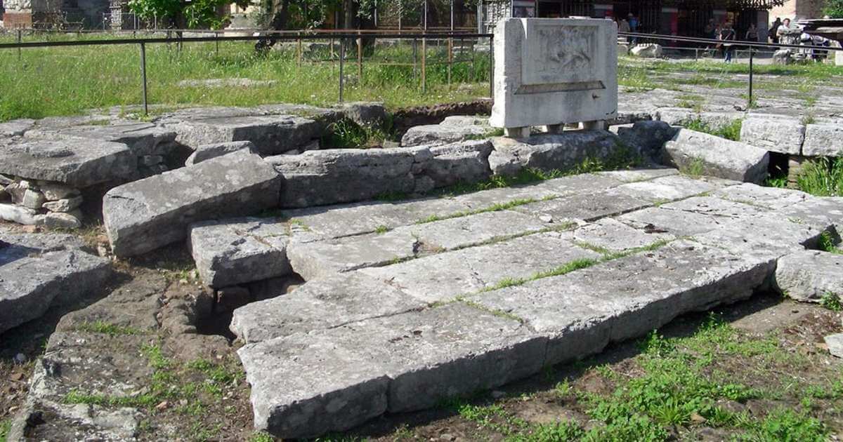 Lacus Curtius, l'antico sito del Foro Romano, le ipotesi sulla sua origine