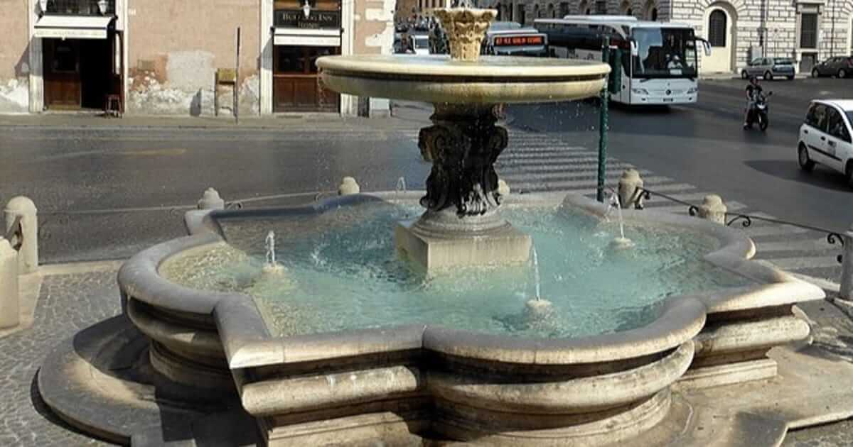 La fontana di piazza Sant'Andrea della Valle e le peripezie dello scorso secolo