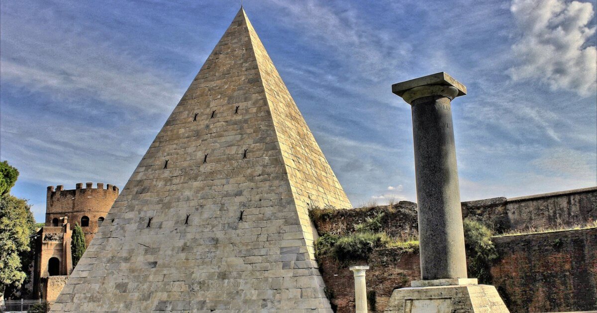 La Piramide Cestia, un'imperdibile testimonianza di un glorioso passato