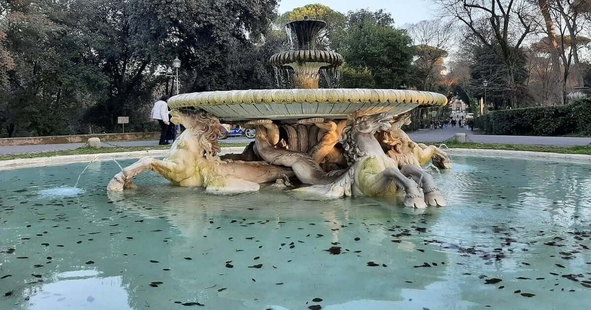 La fontana dei cavalli marini nel parco di Villa Borghese