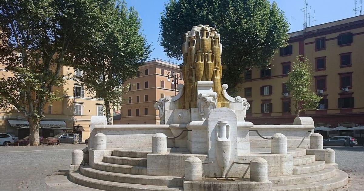 La fontana delle anfore in piazza Testaccio e in travertino