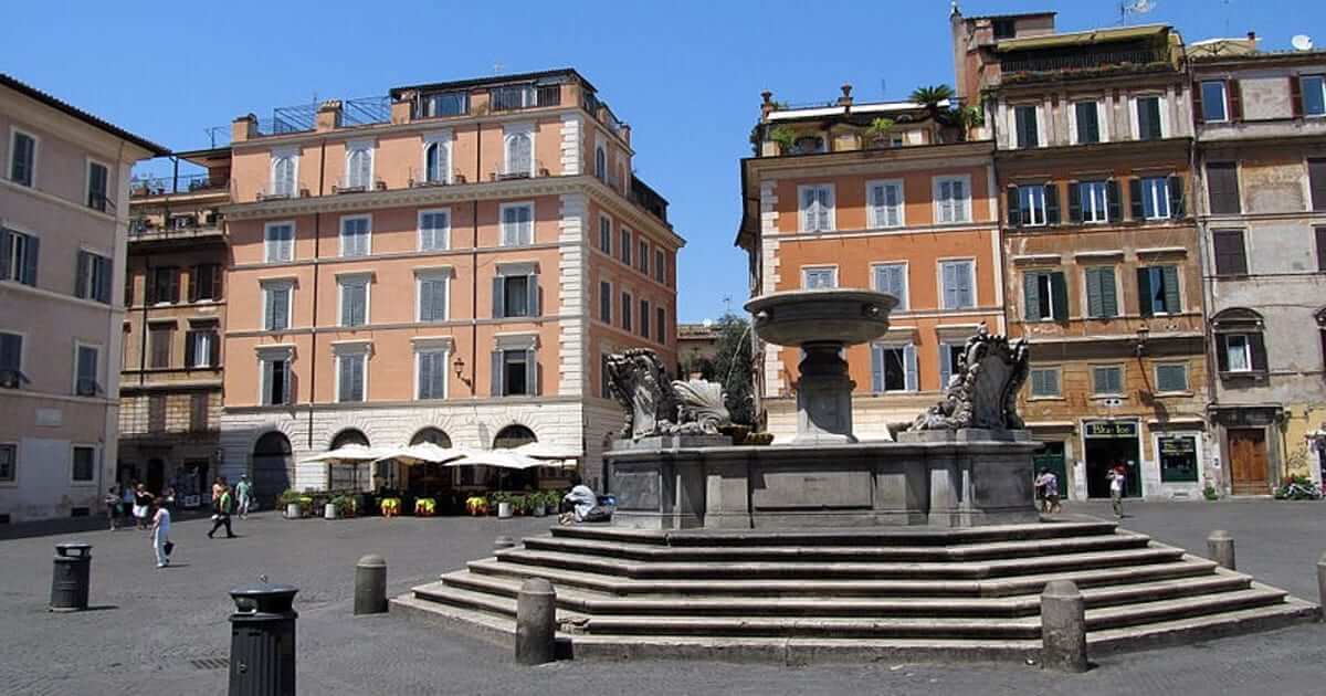 La fontana di piazza Santa Maria in Trastevere, un’elegante vasca nel cuore del quartiere verace della città