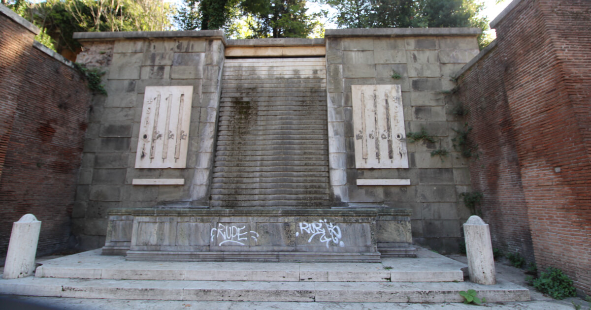 La Fontana di Via San Gregorio, la “saracinesca” di Roma